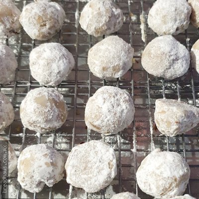 BG005 Galletas Besos de Nuez